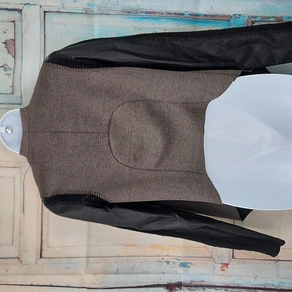 Stella & Jamie from Berdorf Goodman w/ leather sleeves, short cardigan sweater - Picture 6 of 8